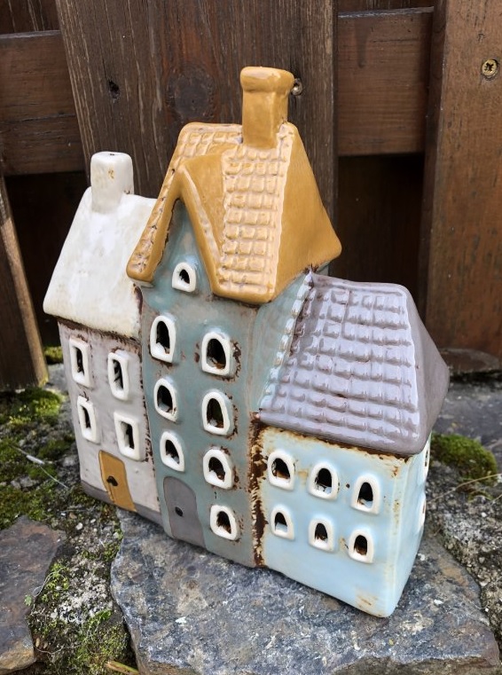 Keramický svícen domek na čajocou svíčku 20 cm